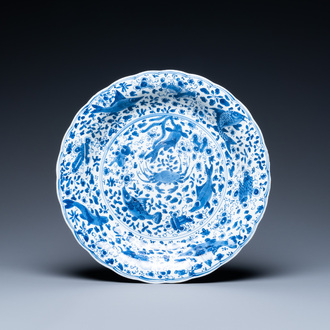 Un plat en porcelaine de Chine en bleu et blanc à décor d'un crabe et de poissons, marque Yu, Kangxi