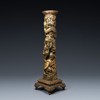 Un grand socle en bois sculpté et doré figurant un dragon, Chine, 19ème