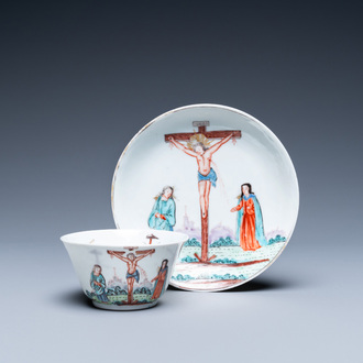 Une tasse et soucoupe en porcelaine de Chine surdécorées aux Pays-Bas à décor de la crucifixion, Qianlong