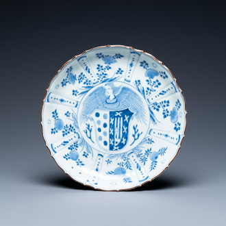 Une assiette armoriée en porcelaine de Japon en bleu et blanc, Edo, 18ème