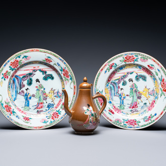 Une paire d'assiettes et une verseuse couverte en porcelaine de Chine famille rose, Yongzheng