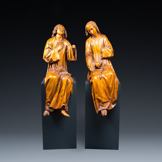 Deux importantes figures d'anges assis en chêne sculpté, Flandres, 17ème