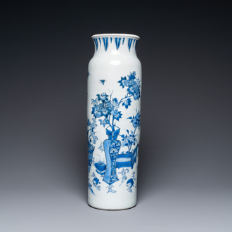 Un vase de forme rouleau en porcelaine de Chine en bleu et blanc à décor d'antiquités, époque Transition