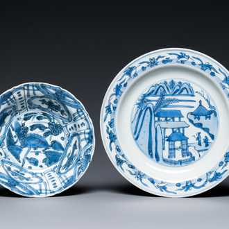 Une assiette en porcelaine de Chine en bleu et blanc figurant des grues sur l'aile et un bol de type kraak à décor d'un qilin,  Wanli