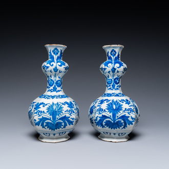 Une paire de vases en faïence de Delft en bleu et blanc, fin du 17ème