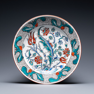 Un plat de style Iznik en porcelaine de Samson, Paris, France, 19ème