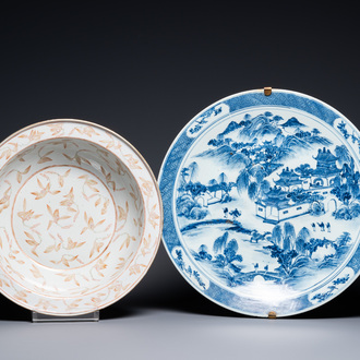 Un grand plat en porcelaine de Chine en bleu et blanc et un bol à décor floral, 19ème