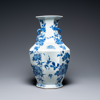 Un vase de forme 'hu' octagonale en porcelaine de Chine en bleu et blanc, 19ème