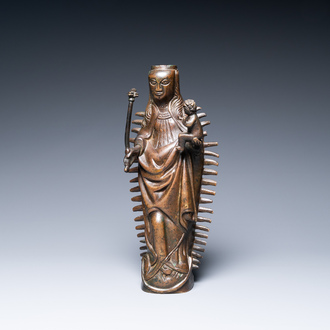 Un grand ornement de lustre en bronze en forme d'une Vierge à l'enfant, Flandres, 16ème