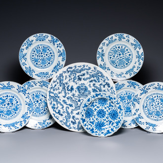 Un plat aux dragons et sept assiettes à décor floral en porcelaine de Chine en bleu et blanc, Kangxi et après