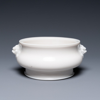Un brûle-parfum en porcelaine blanc de Chine de Dehua aux anses en forme de têtes de lions, marque de Xuande, Kangxi