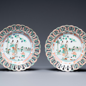 Une paire d'assiettes en porcelaine de Chine famille verte aux ailes ajourées, Kangxi