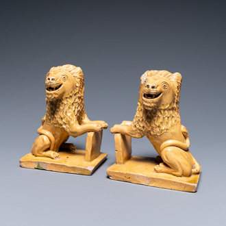 Une paire de lions en poterie flamande ou du nord de la France, signée et datée 1865