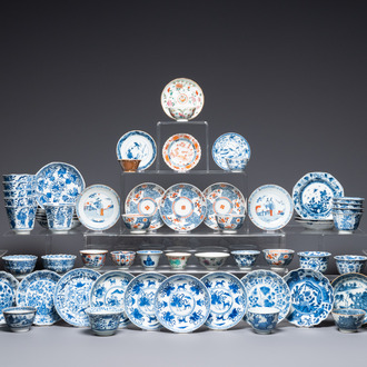 Trente-six soucoupes et trente-deux tasses en porcelaine de Chine, la plupart en bleu et blanc, Kangxi et après