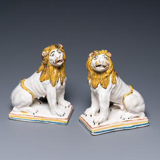 Une paire de lions en faïence polychrome de Rouen, 1ère moitié du 18ème