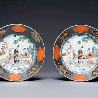 Une paire d'assiettes en porcelaine de Chine famille rose à décor de musiciennes, Yongzheng