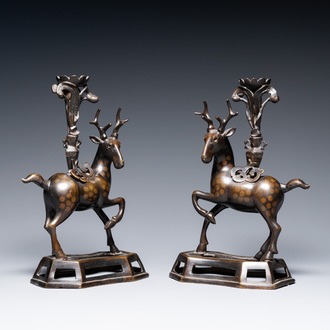 Une paire de bougeoirs en forme de cerfs en bronze, Chine, Kangxi/Qianlong