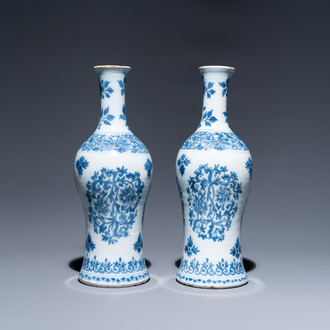 Une paire de vases de forme bouteille en faïence de Delft en bleu et blanc, fin du 17ème