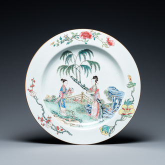 Un grand plat en porcelaine de Chine famille rose à décor de femmes dans un jardin, Yongzheng