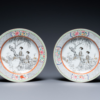 Une paire d'assiettes en porcelaine de Chine famille rose coquille d'oeuf, marque et époque de Yongzheng