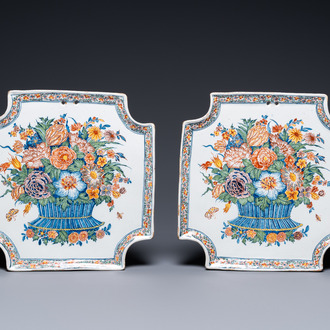 Une paire de plaques en faïence polychrome de Delft à décor raffiné de paniers fleuris, 18ème