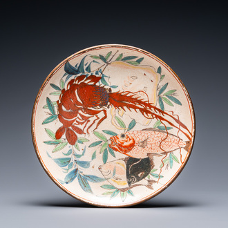 Un plat en porcelaine de Japon Ko-Kutani à décor d'un homard et de poissons, Edo, 17ème