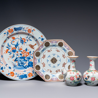 Een paar Chinese famille rose kendi met hanen, een Imari-stijl schotel en een octagonale famille rose schotel, Kangxi/Qianlong