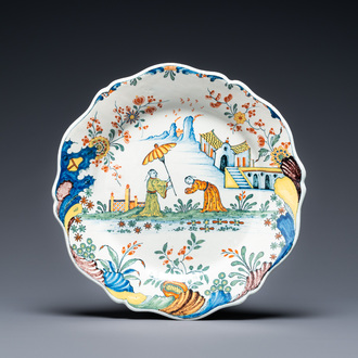 Een polychrome chinoiserie schotel met gelobde rand, Rouen, Frankrijk, 1e helft 18e eeuw