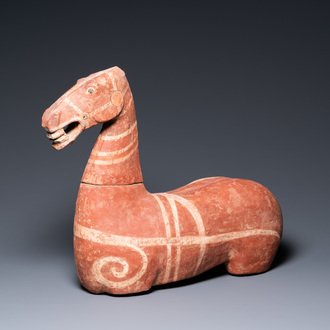 Een fraai Chinees beschilderd aardewerken model van een paard, Han