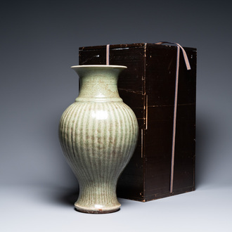 Un vase nervuré en porcelaine de Chine céladon de Longquan, Ming