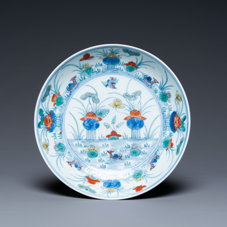 Une assiette en porcelaine de Chine doucai à décor de canards mandarins, marque de Chenghua, 18/19ème
