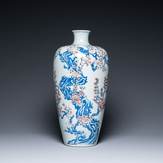 Un vase de forme 'meiping' en porcelaine de Chine en bleu, blanc et rouge de cuivre à décor de prunus, 18ème