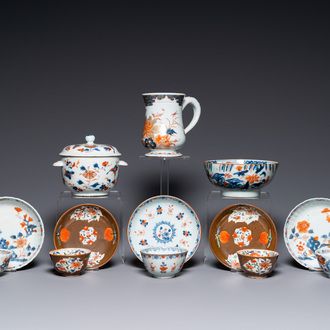 Une écuelle, une chope, un bol et cinq tasses et soucoupes en porcelaine de Chine de style Imari, Kangxi/Qianlong