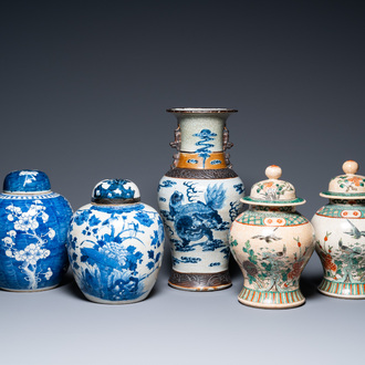 Cinq vases en porcelaine de Chine famille verte et en bleu et blanc, 19/20ème