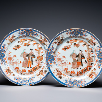Une paire de grand plats en porcelaine de Chine verte-Imari figurant le gouverneur Duff et son épouse, Yongzheng