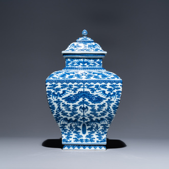Un vase couvert en porcelaine de Chine en bleu et blanc à décor de chauve-souris et nuages, marque et époque de Qianlong