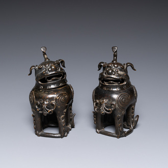 Een paar Chinese gelakte en deels vergulde bronzen wierookbranders in de vorm van luduans, Ming