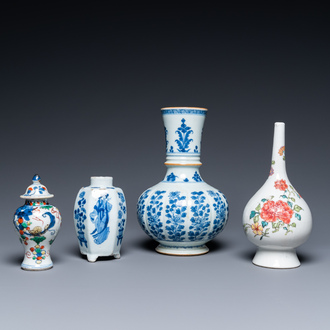 Vier Chinese blauw-witte, famille rose en famille verte vazen, Kangxi/Yongzheng