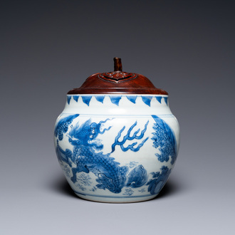 Un bol en porcelaine de Chine en bleu et blanc à décor de qilins, époque Transition