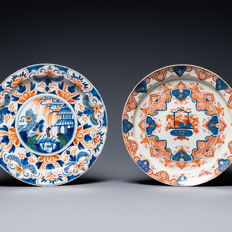 Deux plats en faïence polychrome de Delft en palette cachemire et de style Imari, 18ème