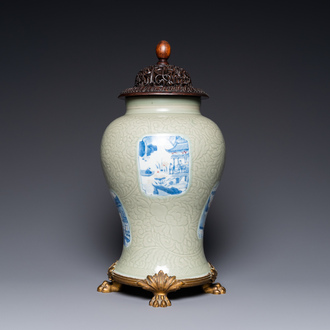 Un vase en porcelaine de Chine en céladon monochrome à décor incisé aux panneaux en bleu, blanc et rouge de cuivre, Kangxi