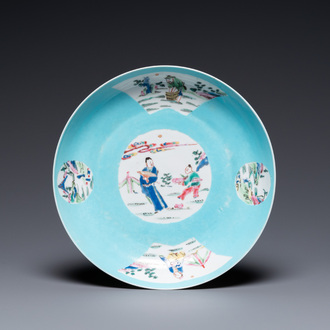 Une assiette en porcelaine de Chine famille rose coquille d'oeuf à fond turquoise, marque et époque de Yongzheng
