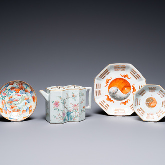 Vier stukken Chinees famille rose en ijzerrood porselein, 19e eeuw