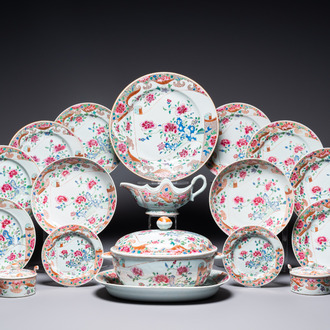 Un service de 21 pièces en porcelaine de Chine famille rose, Qianlong