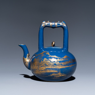 Een Chinese monochrome blauwe theepot met verguld decor, Qianlong merk en wellicht periode