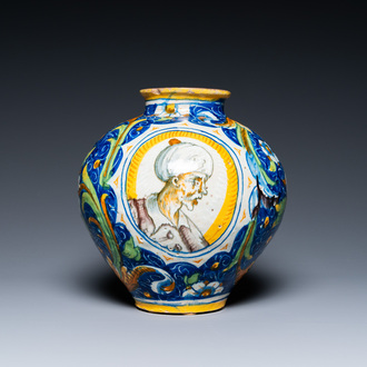 Een 'vaso a palla' in Italiaanse majolica met een man met een tulband, atelier Maestro Domenico, Venetië, midden 16e eeuw