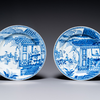 Une paire de plats en porcelaine de Chine en bleu et blanc à décor d'une scène du 'Xi Xiang Ji', Yongzheng