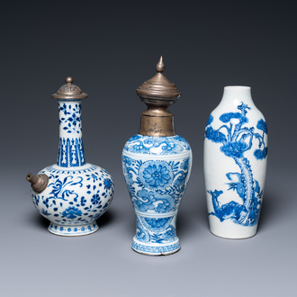 Trois vases en porcelaine de Chine en bleu et blanc, Kangxi/Qianlong