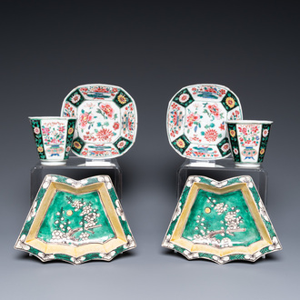 Une paire de tasses et soucoupes en porcelaine de Chine famille rose et une paire de coupes en biscuit émaillé vert, Kangxi et Qianlong
