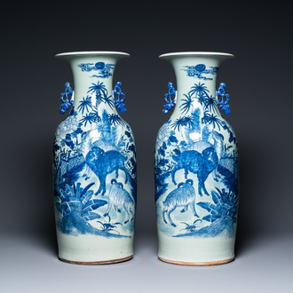 Une paire de vases en porcelaine de Chine à décor de bélierqs en bleu et blanc sur fond céladon, 19ème